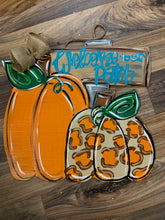 Load image into Gallery viewer, Pumpkins with sign Welcome to the patch
